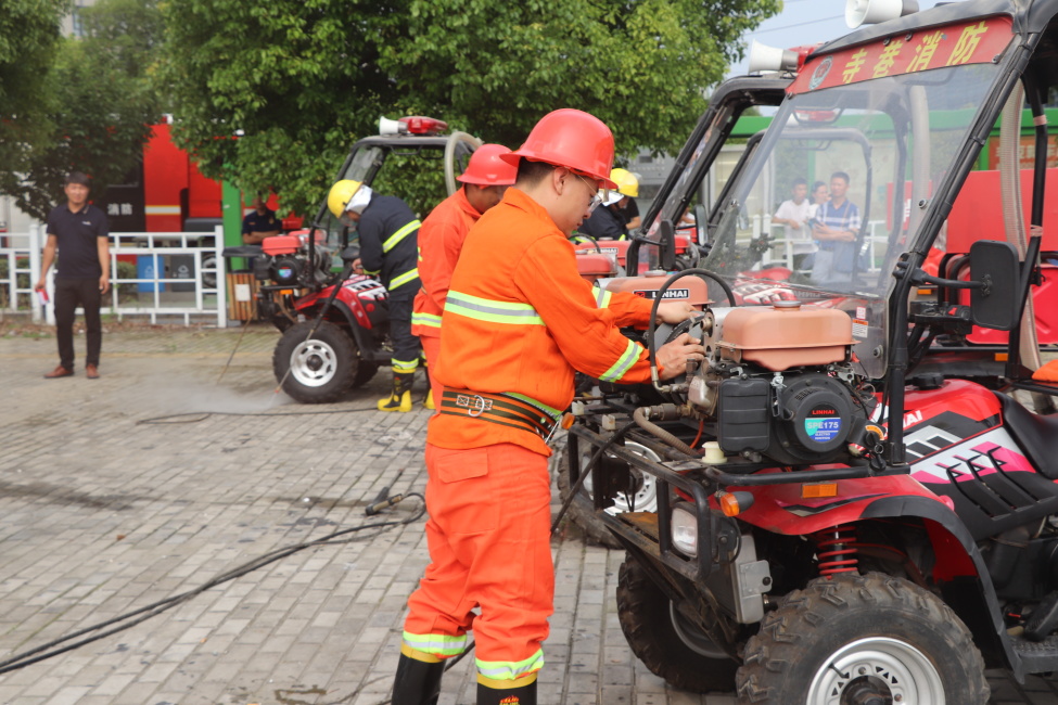 消防官兵检查设备