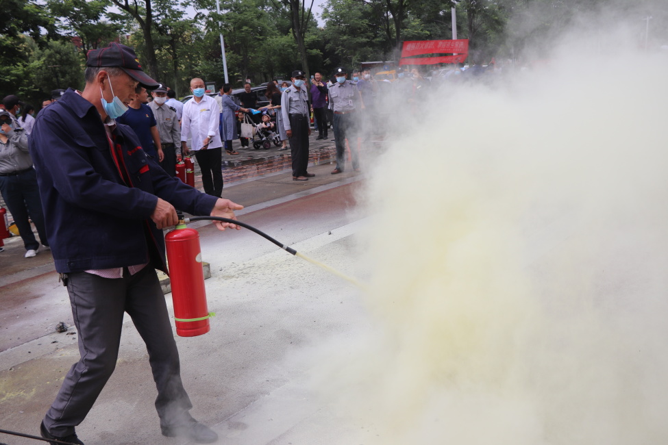 群众操作消防设备